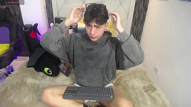 Samu FoXXX online show from 12.04.25