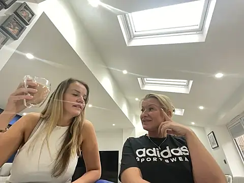 Snapshot of Cutebrowneyes_ chatting on 11.12.25 Cutebrowneyes online show from 11.12.25