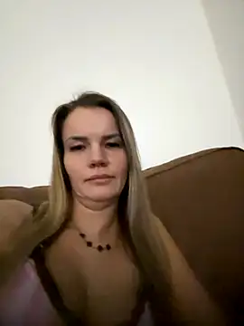 Snapshot of Cutebrowneyes_ chatting on 12.04.25 Cutebrowneyes online show from 12.04.25