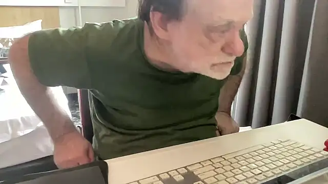 Snapshot of coach-karl chatting on 03.17.26 coach-karl online show from 03.17.26
