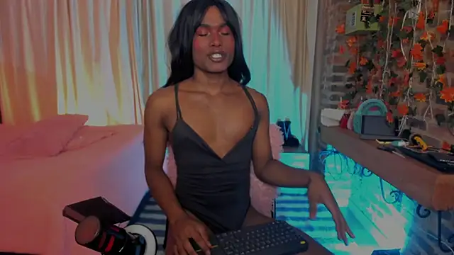 Snapshot of LaGoldenBitch chatting on 02.10.26 LaGoldenBitch online show from 02.10.26