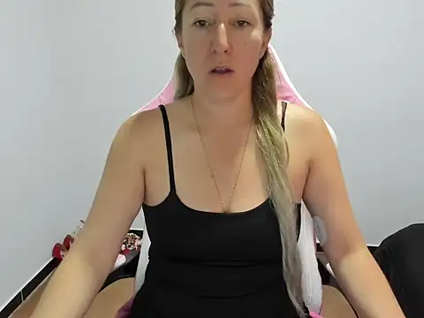 Snapshot of chrystal_sl852 chatting on 11.17.25 chrystal sl852 online show from 11.17.25