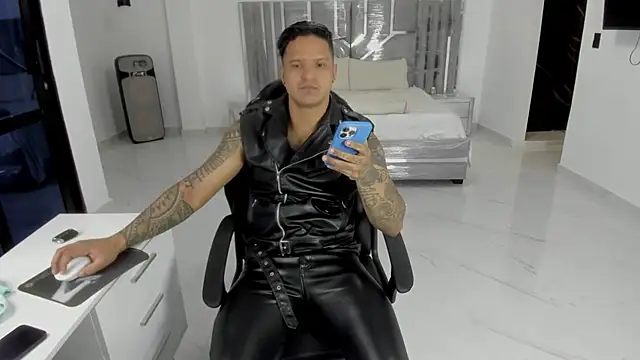 Snapshot of master_leather chatting on 04.27.26 master leather online show from 04.27.26