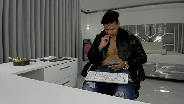 Snapshot of master_leather chatting on 04.29.26 master leather online show from 04.29.26