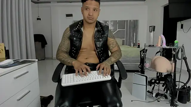 Snapshot of master_leather chatting on 05.22.26 master leather online show from 05.22.26