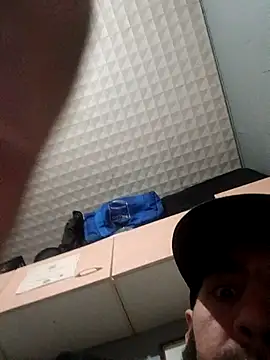 Snapshot of hotguy71000 chatting on 11.28.25 hotguy71000 online show from 11.28.25