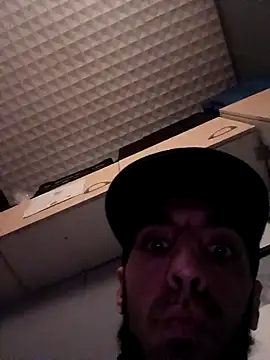 Snapshot of hotguy71000 chatting on 12.16.25 hotguy71000 online show from 12.16.25