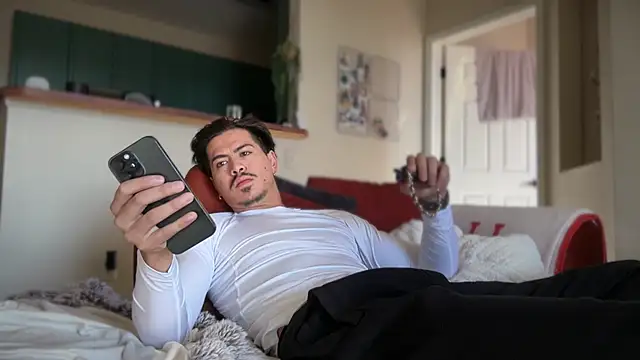 Snapshot of nudecouple100 chatting on 12.01.25 nudecouple100 online show from 12.01.25