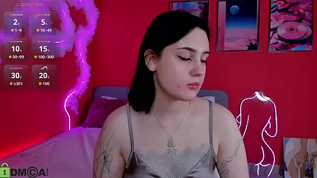 Snapshot of hey_tessa chatting on 12.05.25 hey tessa online show from 12.05.25