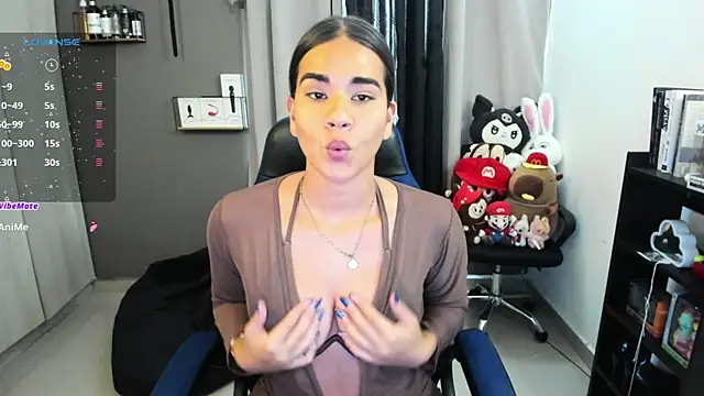 Snapshot of Charlott__V chatting on 06.26.26 Charlott V online show from 06.26.26