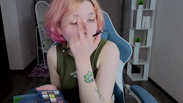 Snapshot of Kreks_frey chatting on 11.17.25 Kreks frey online show from 11.17.25