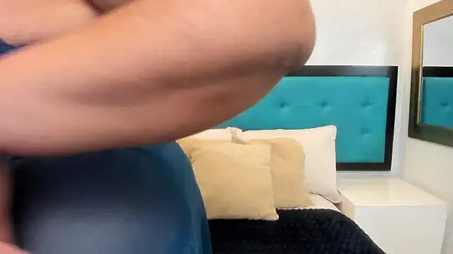 ViickyLee online show from 12.03.25