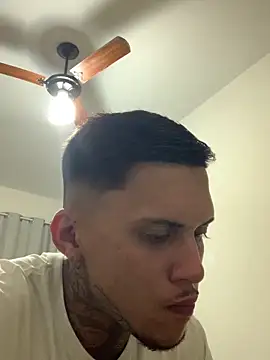 Snapshot of Ryanzl017 chatting on 12.18.25 Ryanzl017 online show from 12.18.25