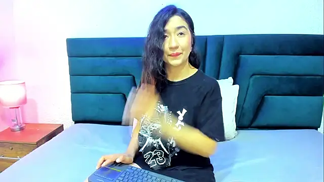 Snapshot of VictoriaRouge_ chatting on 05.17.26 VictoriaRouge online show from 05.17.26