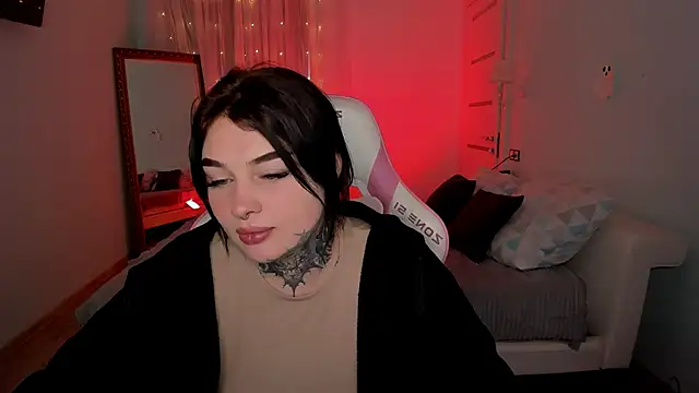 Snapshot of EmilyWoods_ chatting on 11.17.25 EmilyWoods online show from 11.17.25