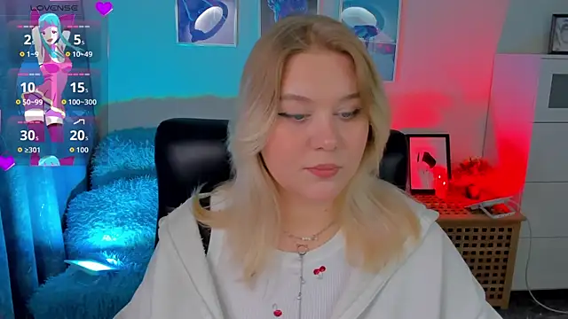 Snapshot of LouiseMous chatting on 11.24.25 LouiseMous online show from 11.24.25