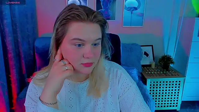 Snapshot of LouiseMous chatting on 12.04.25 LouiseMous online show from 12.04.25