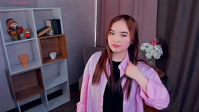 Snapshot of BetseyLaszlo chatting on 11.18.25 BetseyLaszlo online show from 11.18.25