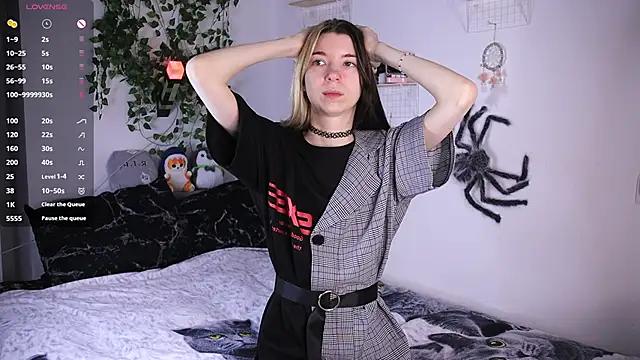 Snapshot of Emmie_shy chatting on 11.23.25 Emmie shy online show from 11.23.25