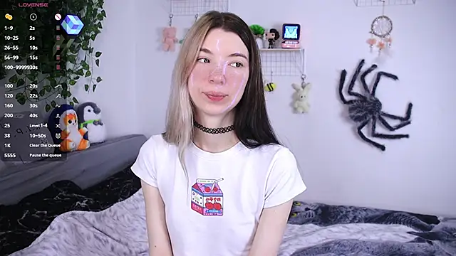 Snapshot of Emmie_shy chatting on 12.19.25 Emmie shy online show from 12.19.25