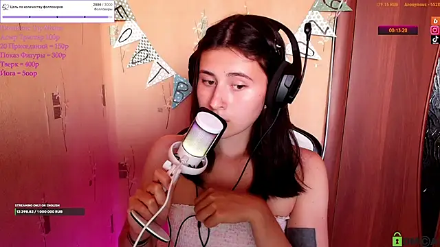 Snapshot of KristinaScott chatting on 06.19.26 KristinaScott online show from 06.19.26