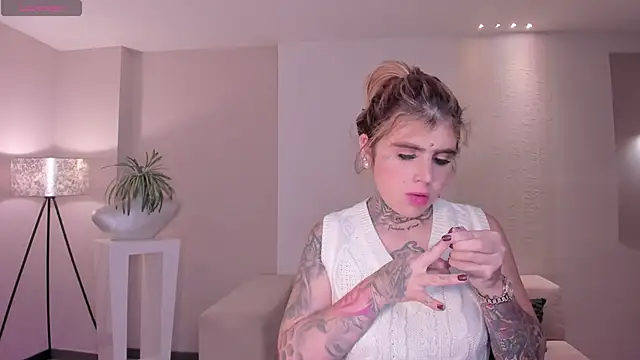 Snapshot of CarlaBrunni chatting on 12.22.25 CarlaBrunni online show from 12.22.25