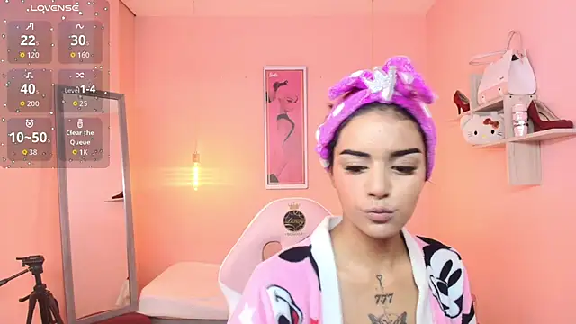 Snapshot of Milu_carbajal_x chatting on 12.18.25 Milu carbajal x online show from 12.18.25