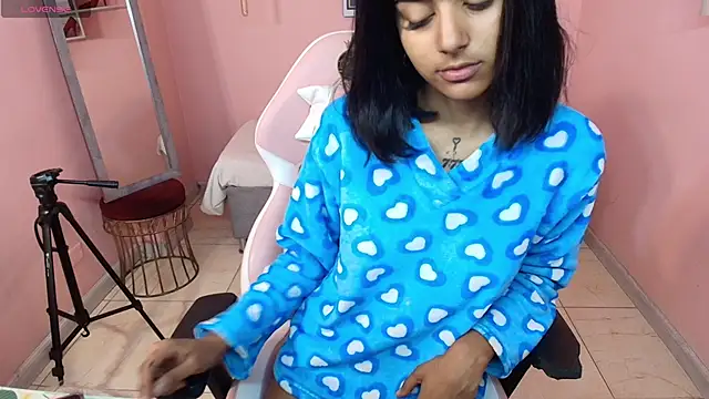 Snapshot of Milu_carbajal_x chatting on 01.12.26 Milu carbajal x online show from 01.12.26