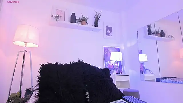 Snapshot of Miluu_dh chatting on 12.18.25 Miluu dh online show from 12.18.25