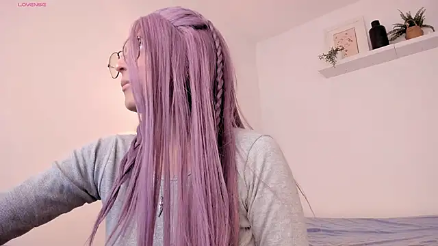 Snapshot of Miluu_dh chatting on 12.20.25 Miluu dh online show from 12.20.25