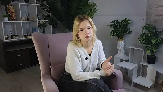 Snapshot of PhillisEsplin chatting on 11.17.25 PhillisEsplin online show from 11.17.25