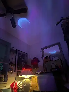 Snapshot of Motherbigbus chatting on 12.21.25 Motherbigbus online show from 12.21.25