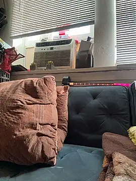 Snapshot of Motherbigbus chatting on 12.21.25 Motherbigbus online show from 12.21.25