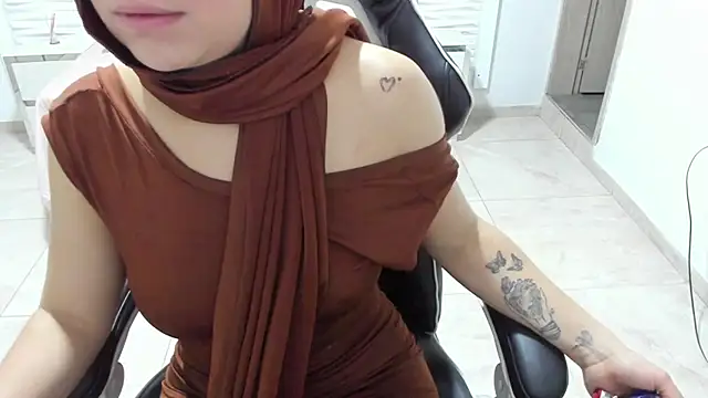 Snapshot of Tahira_bakir chatting on 11.24.25 Tahira bakir online show from 11.24.25