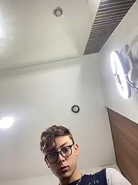 Boyfriend-Hot online show from 11.19.25