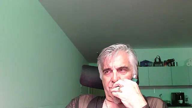 Snapshot of Buidapest chatting on 05.17.26 Buidapest online show from 05.17.26