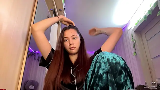 Snapshot of CutieSlim chatting on 12.02.25 CutieSlim online show from 12.02.25