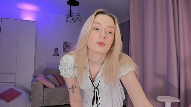 Snapshot of Tiffany_Paw chatting on 12.22.25 Tiffany Paw online show from 12.22.25