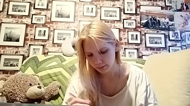 EvieBaggette online show from 11.18.25