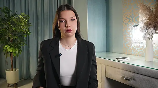 Snapshot of WendyArand chatting on 11.18.25 WendyArand online show from 11.18.25