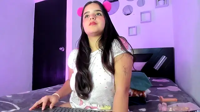 Babyhoney18 online show from 12.22.25