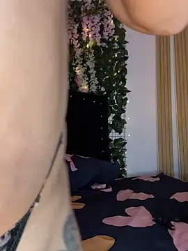 Snapshot of ArielleMillerr- chatting on 11.22.25 ArielleMillerr- online show from 11.22.25