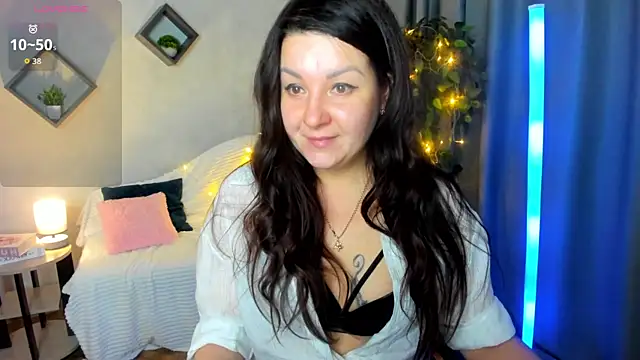 Snapshot of still__her chatting on 12.19.25 still her online show from 12.19.25