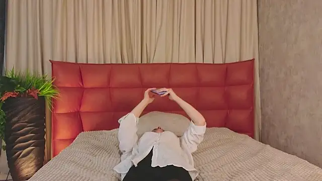 Snapshot of VelvetNyxen chatting on 12.19.25 VelvetNyxen online show from 12.19.25