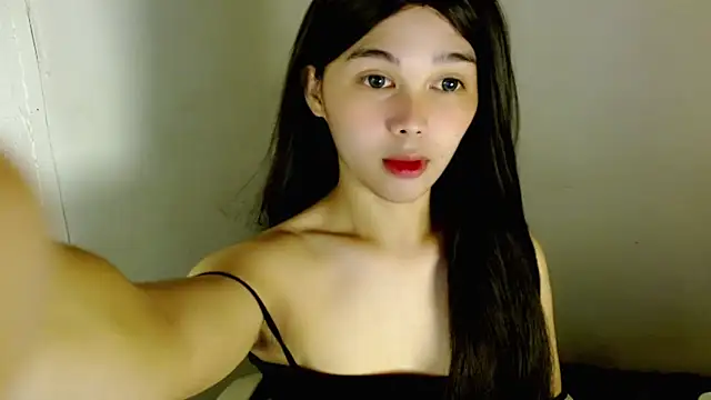 Snapshot of sluttyLeila chatting on 12.18.25 sluttyLeila online show from 12.18.25