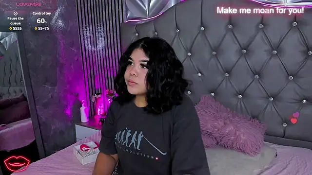Snapshot of Amanda_Mooree chatting on 05.17.26 Amanda Mooree online show from 05.17.26