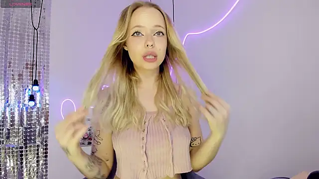 Snapshot of lucy_loy chatting on 11.20.25 lucy loy online show from 11.20.25