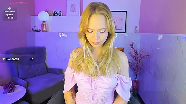 Snapshot of lucy_loy chatting on 11.25.25 lucy loy online show from 11.25.25