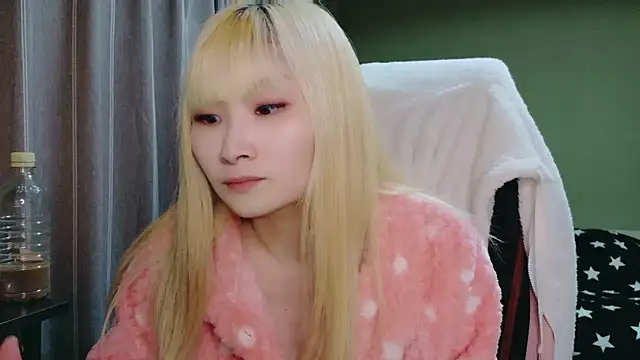 Snapshot of miyu0003 chatting on 12.20.25 miyu0003 online show from 12.20.25