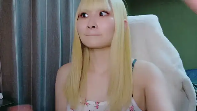 Snapshot of miyu0003 chatting on 12.21.25 miyu0003 online show from 12.21.25